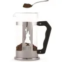 Bialetti Preziosa wordt gevuld met gemalen koffie