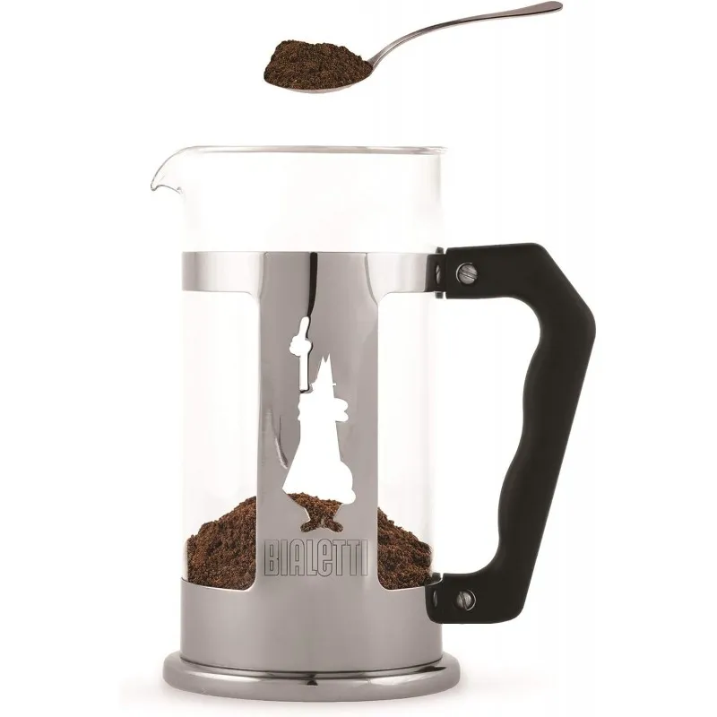 Bialetti Preziosa wordt gevuld met gemalen koffie